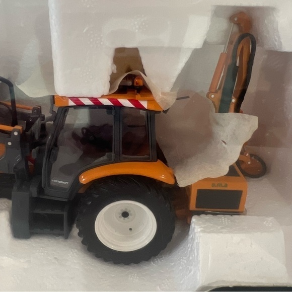 Universal Hobbies Renault Ergos 100 Tractor 1:32 Scale Die-Cast Model โ Rare - Picture 5 of 10